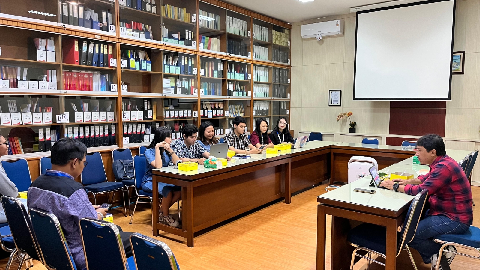 FH UAJY Selenggarakan Rapat Evaluasi dan Koordinasi Tim Multimedia dan Publikasi Image