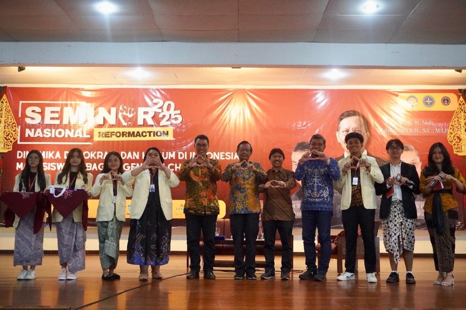 Seminar Nasional Dinamika Demokrasi dan Hukum di Indonesia: Mahasiswa Sebagai Agent of Change Image