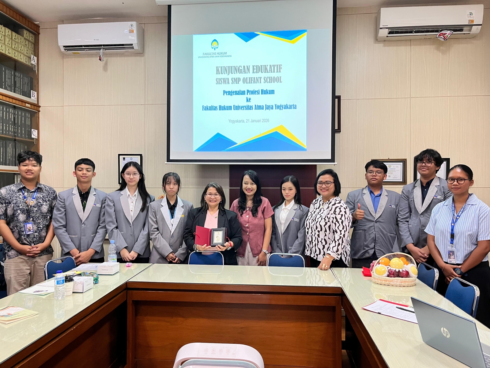 FH UAJY Terima Kunjungan Edukatif Siswa SMP Olifant School Image