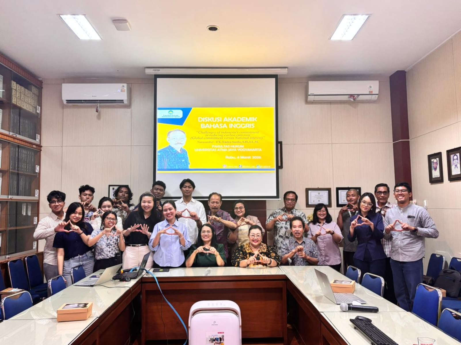 FH UAJY Selenggarakan Diskusi Akademik Bahasa Inggris dengan Tema "Challenges of Indonesia’s Commitment in reducing carbon emission (Global Commitment versus National interest)” Image